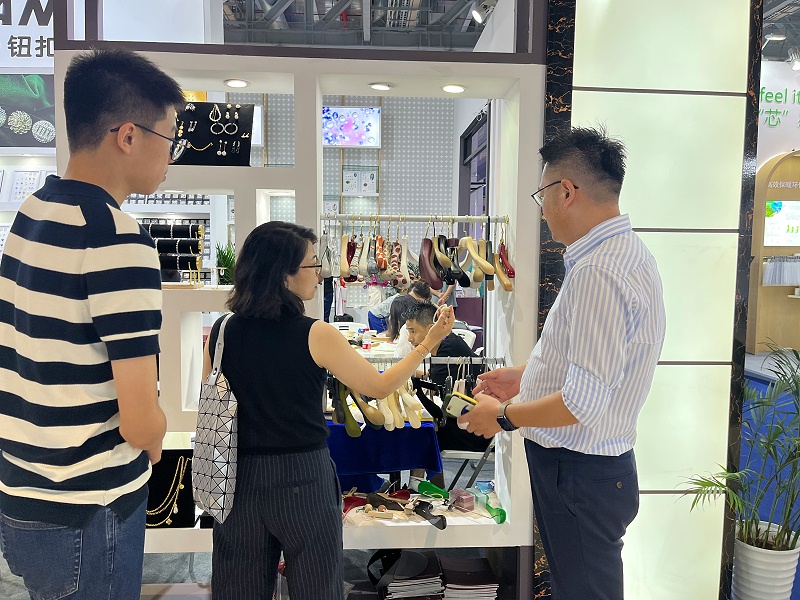 LEMONLEE实木衣架秋冬展4