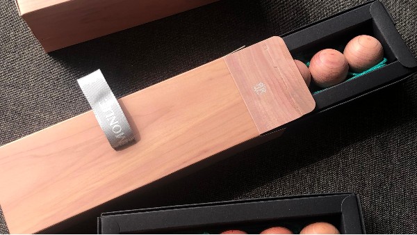 增加品牌记忆点的小礼物，高档又实用的红雪松木球！——华恩