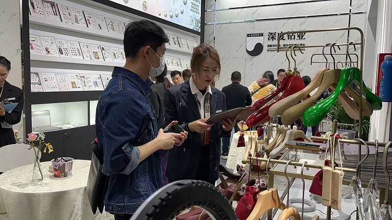经理正在为客户介绍产品