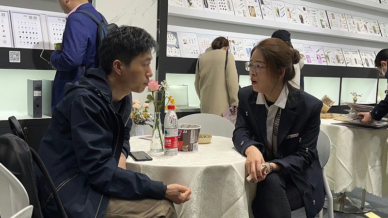 经理正在与客户洽谈2