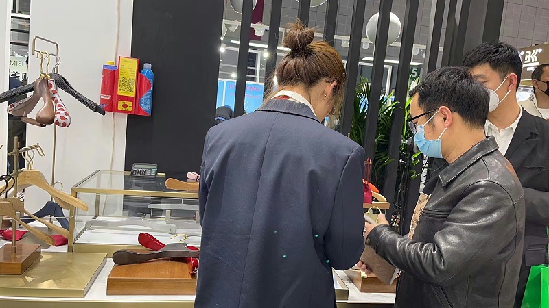 经理正在为客户介绍产品2