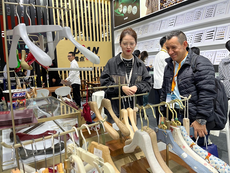 为哥伦比亚客户介绍产品