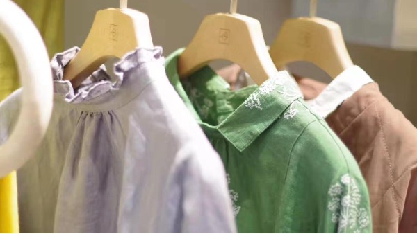儿童服装衣架批发市场在哪，怎样选择服装店的衣架？--华恩衣架